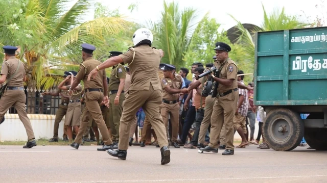 Le chef de la police srilankaise Priyantha Weerasooriya a précisé que plusieurs de ses agents avaient participé en Indonésie à l'interpellation des six suspects incluant une femme, qui faisaient l'objet d'un mandat d'arrêt émis par Interpol.
