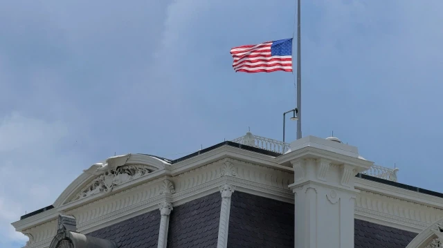 Le drapeau américain est mis en berne au-dessus du bâtiment administratif Eisenhower le 27 août 2025 à Washington, DC. Le président Donald Trump a ordonné que les drapeaux soient mis en berne en mémoire des victimes de la fusillade de masse qui a eu lieu aujourd'hui dans une église et une école catholiques de Minneapolis.