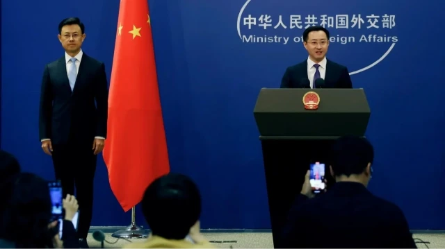 Le porte-parole du ministère des affaires étrangères Guo Jiakun (G).