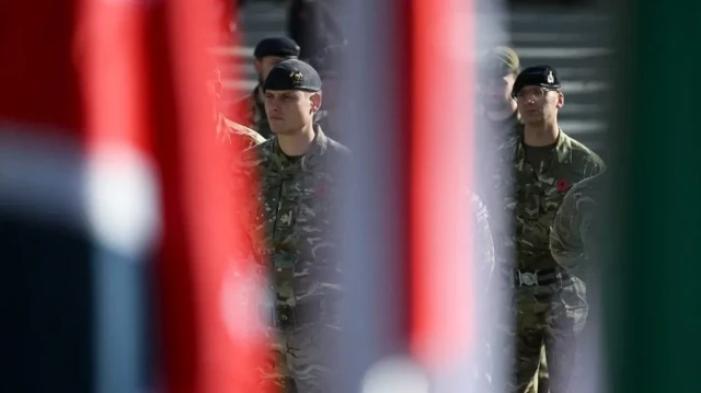 Des soldats britanniques servant dans la Force de paix au Kosovo (KFOR), une force internationale de maintien de la paix dirigée par l'OTAN au Kosovo, participent à une cérémonie de dépôt de gerbes dans le cadre de la commémoration du dimanche du Souvenir, afin de rendre hommage aux soldats britanniques qui ont perdu la vie, à Pristina, le 10 novembre 2024. L'Otan a affirmé vendredi 29 août 2025, "prendre très au sérieux" l'arrestation par Zagreb d'un officier croate ayant servi au sein de la mission de l'Alliance atlantique au Kosovo (Kfor) et de sa complice serbe soupçonnés d'"espionnage".