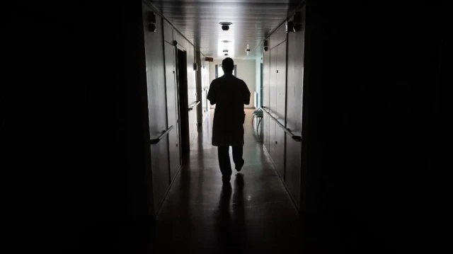 Paul Guerby, professeur d'obstétrique et de gynécologie à l'hôpital universitaire de Toulouse et chef du service d'obstétrique, marche dans un couloir du CHU Purpan à Toulouse, dans le sud-ouest de la France, le 19 août 2025.
