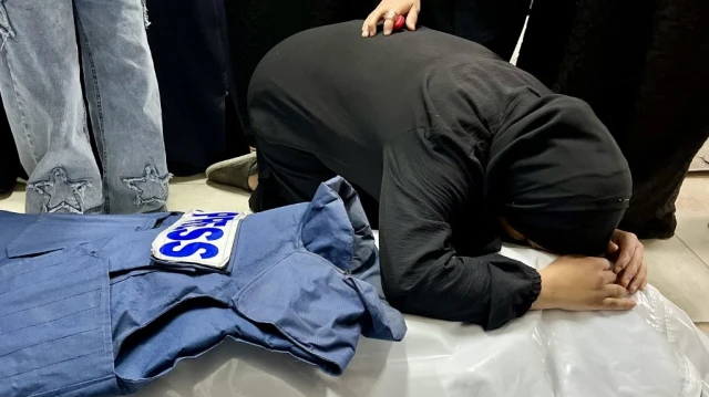 Une femme pleure devant le corps du journaliste Ahmed Mansur au complexe médical Nasser à Khan Yunis, dans le sud de la bande de Gaza, le 8 avril 2025.