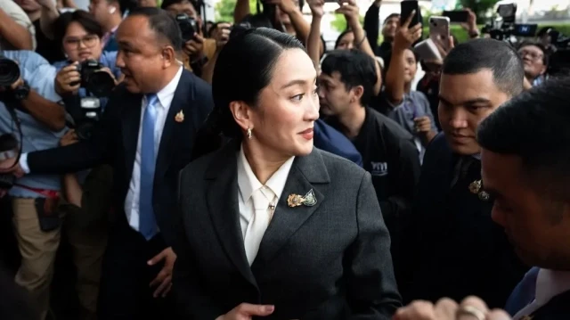 La Première ministre thaïlandaise destituée, Paetongtarn Shinawatra (au centre), salue ses partisans à son arrivée au siège du parti Pheu Thai après sa destitution par la Cour constitutionnelle à Bangkok, le 29 août 2025. 