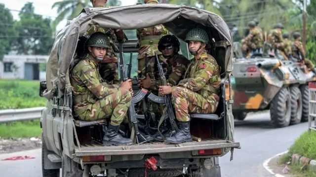 Des militaires bangladais patrouillent dans une rue de Gopalganj le 17 juillet 2025, au lendemain des affrontements qui ont éclaté entre les partisans du parti Awami League et la police lors d'un rassemblement organisé par le National Citizens Party (NCP).
