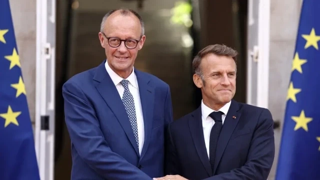 Le président français Emmanuel Macron (à droite) et le chancelier allemand Friedrich Merz (à gauche) se serrent la main avant une réunion franco-allemande des ministres à Toulon, dans le sud-est de la France, le 29 août 2025.