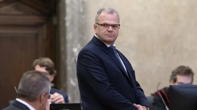 L'ancien député du FPOe Hans-Joerg Jenewein se tient aux côtés de l'ancien responsable des services secrets autrichiens Egisto Ott (à gauche) dans la salle d'audience au début de son procès devant le tribunal pénal de Vienne, en Autriche, le 6 novembre 2024, pour violation présumée du secret professionnel, première accusation dans une affaire très médiatisée impliquant des accusations d'espionnage russe.