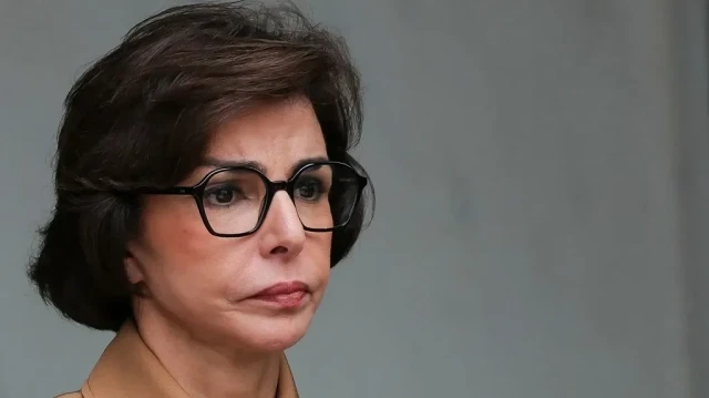 La ministre française de la Culture Rachida Dati quitte le palais présidentiel de l'Élysée à Paris après la réunion hebdomadaire du Conseil des ministres, le 30 juillet 2025.
