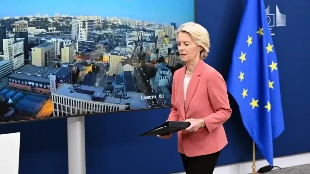 La présidente de la Commission européenne, Ursula Von der Leyen, arrive pour faire une déclaration après une attaque russe à la roquette et au drone contre des immeubles d'habitation de la capitale ukrainienne Kiev, qui a fait au moins 14 morts, dont trois enfants, et a également touché le bâtiment de la mission de l'Union européenne, au siège de l'UE à Bruxelles, le 28 août 2025.