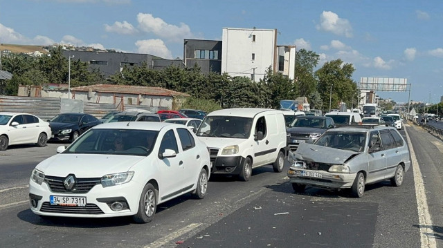 Kaza nedeniyle D-100 kara yolunun İstanbul yönünde bir süre trafik yoğunluğu yaşandı.