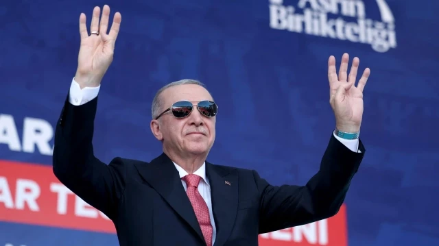Cette photo prise et diffusée par le service de presse de la présidence turque le 19 juin 2025 montre le président turc Recep Tayyip Erdogan saluant ses partisans lors de la cérémonie d'inauguration des 250 000 logements construits après le tremblement de terre à Kahramanmaras.