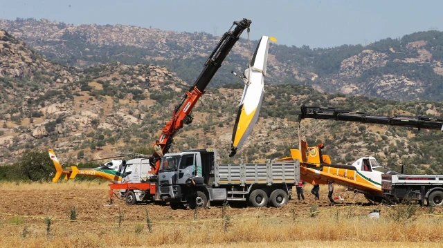 Aydın'daki orman yangınına müdahale için kalkan ve dün Muğla'nın Yatağan ilçesindeki Hacıbayramlar Mahallesi'ne zorunlu iniş yapan uçağın enkazının kaldırılması için Ankara'dan kaza kırım ekibi geldi. Ekip uçak üzerinde inceleme yaparken, ters dönen uçak, vinç yardımıyla düzeltildi. Kaza nedeniyle uçaktan ayrılan su tankları ve bazı parçaları, vinç yardımıyla kamyona yüklendi.
