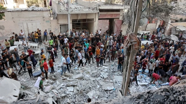Des Palestiniens se rassemblent pour rechercher des survivants sur le site d'une frappe israélienne qui a touché plusieurs bâtiments du quartier d'Al-Rimal à Gaza le 30 août 2025.