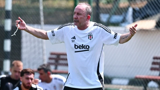 Beşiktaş'ta Sergen Yalçın, takımın başında ilk idmanına çıktı.