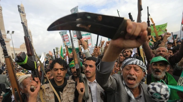 Des Yéménites brandissent des armes et des poignards lors d'un rassemblement en solidarité avec les Palestiniens et pour condamner Israël et les États-Unis, dans la capitale Sanaa, contrôlée par les Houthis, le 29 août 2025.