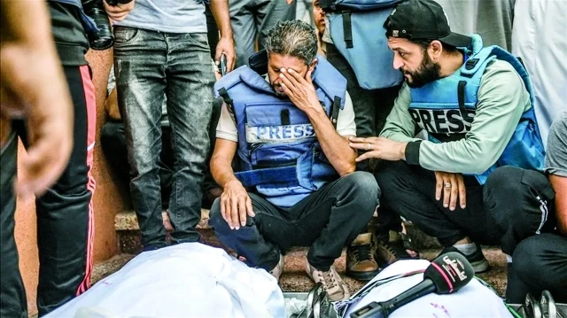 Terör devleti İsrail gazetecileri katlediyor.