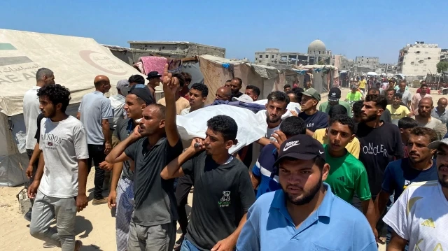 Des personnes en deuil transportent le corps de l'un des cinq journalistes tués lors d'une frappe israélienne sur l'hôpital Nasser à Khan Yunis, dans le sud de la bande de Gaza, lors de leurs funérailles le 25 août 2025.