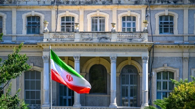 Un drapeau iranien flotte devant le consulat iranien, où des diplomates iraniens rencontrent leurs homologues allemands, britanniques et français pour de nouvelles négociations sur le nucléaire, alors que les trois puissances européennes menacent de déclencher les sanctions "snapback" prévues dans l'accord de 2015, à Istanbul, le 25 juillet 2025. 
