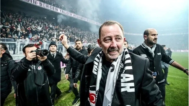 Sergen Yalçın, 2020-21 sezonunda Beşiktaş'ı şampiyon yapmıştı.