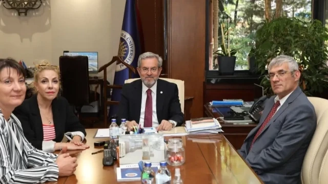 MUHABİRLER DERNEĞİ YÖNETİM KURULU, ANKARA ÜNİVERSİTESİ REKTÖRÜ PROF. DR. NECDET ÜNÜVAR’I MAKAMINDA ZİYARET ETTİ. ZİYARETTE DERNEĞİN ÇALIŞMALARI, GAZETECİLİK MESLEĞİNİN GELİŞİMİ İÇİN YÜRÜTÜLEN PROJELER VE ÜNİVERSİTE İLE YAPILABİLECEK ORTAK ÇALIŞMALAR ÜZERİNE GÖRÜŞ ALIŞVERİŞİNDE BULUNULDU.