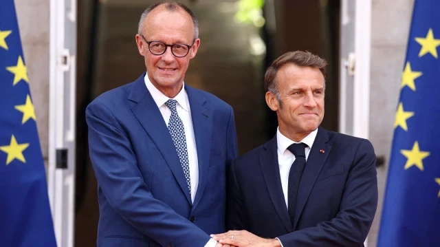 Le président français Emmanuel Macron (à droite) et le chancelier allemand Friedrich Merz (à gauche) se serrent la main avant une réunion franco-allemande des ministres à Toulon, dans le sud-est de la France, le 29 août 2025.