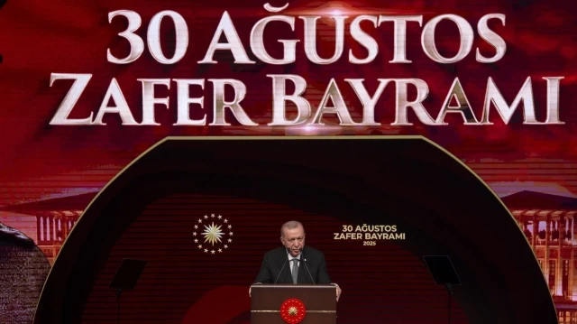 Le président turc Recep Tayyip Erdogan prononce un discours lors du concert spécial organisé à l'occasion de la Journée de la Victoire, le 30 août 2025, au complexe présidentiel d'Ankara, en Türkiye.