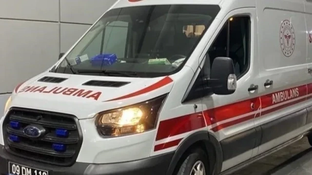 AYDIN'IN NAZİLLİ İLÇESİNDE MEYDANA GELEN TRAFİK KAZASINDA SÜRÜCÜSÜNÜN DİREKSİYON HAKİMİYETİNİ KAYBETTİĞİ OTOMOBİL KARŞI ŞERİDE GEÇİP TAKLA ATARAK SAZLIK ALANA UÇARKEN, KAZADA 2'Sİ ÇOCUK 4 KİŞİ YARALANDI.