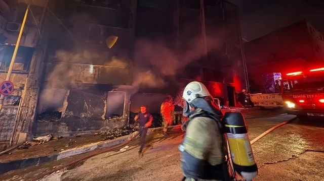 Yanan binada mahsur kalan iki vatandaş ekipler tarafından kurtarıldı.