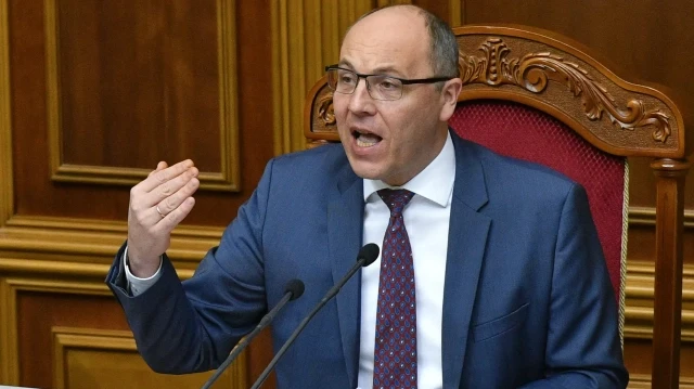 Le président de la Verkhovna Rada, le Conseil suprême de l'Ukraine, Andriy Parubiy, s'adresse aux membres du Parlement à Kiev le 6 décembre 2018, avant le vote parlementaire sur le projet de loi visant à mettre fin au traité d'amitié, de coopération et de partenariat avec la Russie à compter du 1er avril 2019.