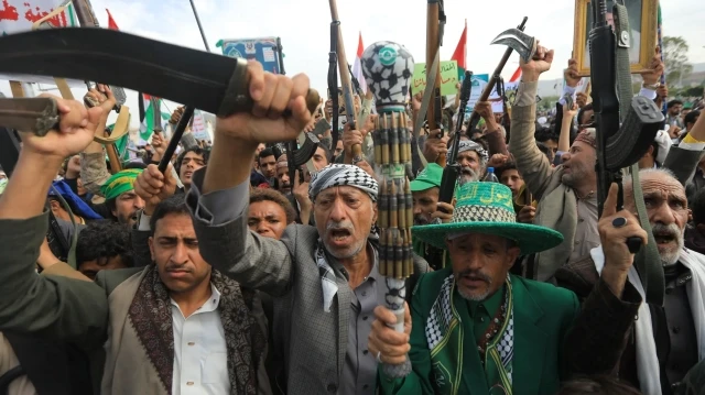 Des Yéménites brandissent des armes et des poignards lors d'un rassemblement en solidarité avec les Palestiniens et pour condamner Israël et les États-Unis, dans la capitale Sanaa, contrôlée par les Houthis, le 29 août 2025.