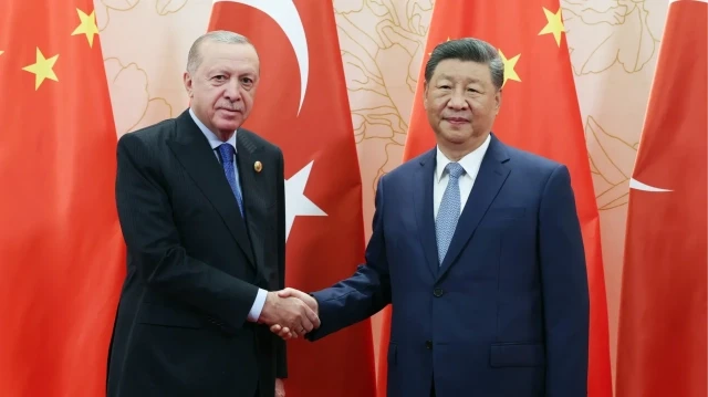 Cette photo prise et publiée par le service de presse de la présidence turque le 31 août 2025 montre le président turc Recep Tayyip Erdogan (à gauche) serrant la main du président chinois Xi Jinping (à droite) lors de sa visite pour assister au sommet de l'Organisation de coopération de Shanghai (OCS) à Tianjin.