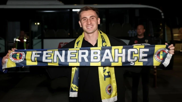 Kerem Aktürkoğlu, Fenerbahçe atkısıyla pozunu verdi.