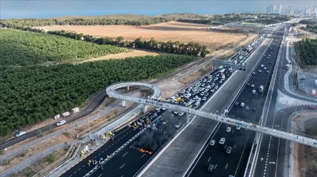  عشرات الطلاب الإسرائيليين يغلقون طريقا رئيسيا للمطالبة بصفقة أسرى 