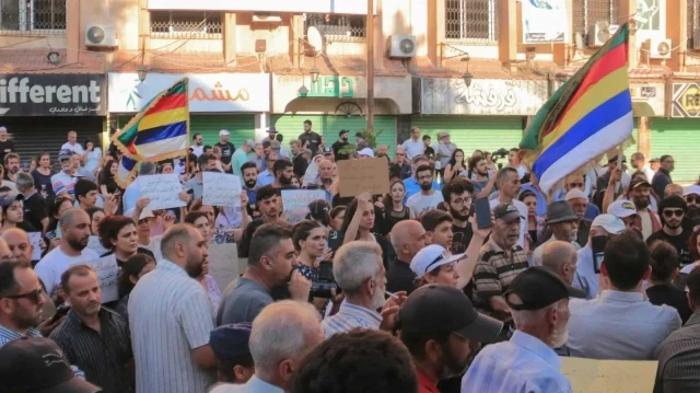 مجموعة في السويداء ترفع علم الاحتلال الإسرائيلي وتطالب بـ"الانفصال" عن سوريا