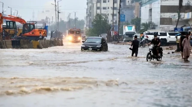 Pakistan'ın Pencap eyaletinde sel etkili oldu.