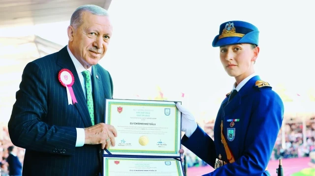 Hava Harp Okulu dönem birincisi Teğmen Elif Emirmehmetoğlu, diplomasını Cumhurbaşkanı Erdoğan’ın elinden aldı.