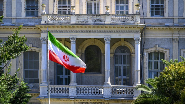 Un drapeau iranien flotte devant le consulat iranien, où des diplomates iraniens rencontrent leurs homologues allemands, britanniques et français pour de nouvelles négociations sur le nucléaire.