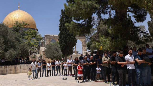 Des fidèles musulmans assistent à la prière du vendredi midi devant le Dôme du Rocher, dans l'enceinte de la mosquée Al-Aqsa, dans la vieille ville de Jérusalem, le 27 juin 2025.