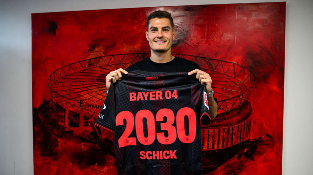 Patrik Schick kendisi için hazırlanan özel formayla poz verdi. 