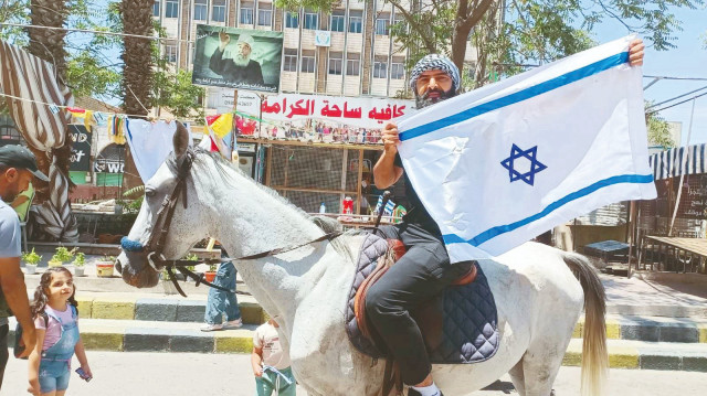 Cuma günü Süveyda'da düzenlenen protesto eyleminde Hikmet el-Hicri'ye bağlı Dürzi gruplar İsrail bayrakları açarak müdahale çağrısı yaptı