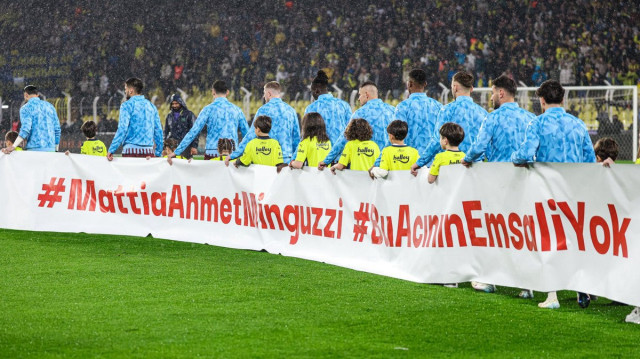 Trabzonsporlu futbolcular maça 'Mattia Ahmet Minguzzi' yazılı pankartla çıkmıştı.  
