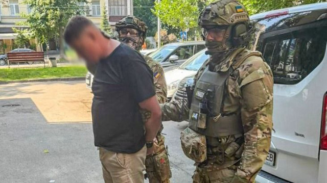 La NABU arrête le député Oleksiy Kuznetsov pour corruption. Les enquêteurs découvrent un système de corruption dans l'achat de drones et d'équipements de guerre électronique pour les forces armées ukrainiennes.