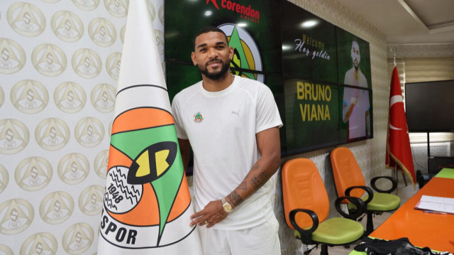 Stoper Bruno Viana Alanyaspor bayrağıyla poz verdi. 