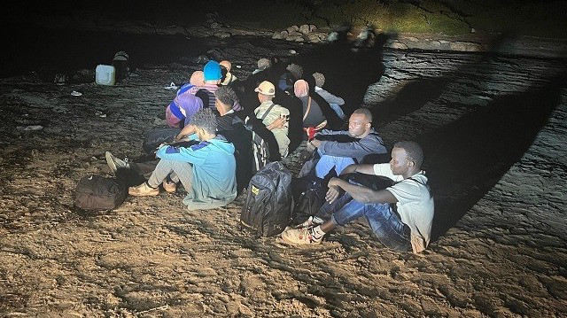 Yakalanan düzensiz göçmenlerin işlemleri devam ederken, 2 göçmen kaçakçısı hakkında adli işlem başlatıldığı öğrenildi. 
