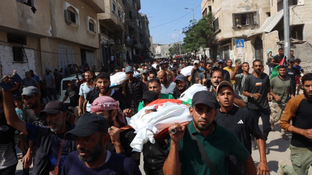 Des personnes en deuil transportent le corps d'un Palestinien, tué la nuit précédente lors d'une frappe israélienne, lors de ses funérailles à Gaza City, le 29 juillet 2025.