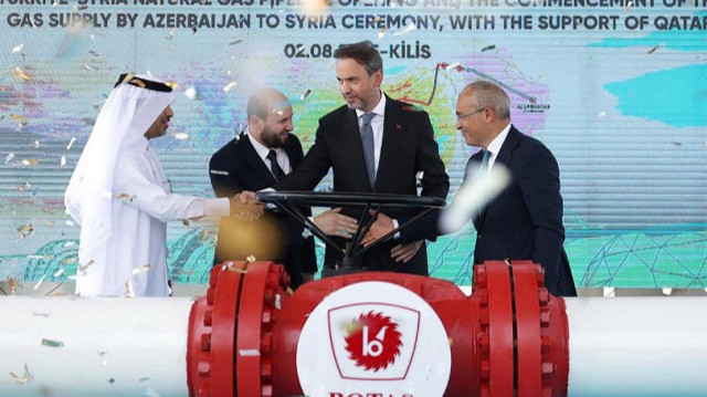 Cette photo prise et publiée par le service de presse du ministère turc de l'Énergie le 2 août 2025 montre le ministre turc de l'Énergie et des Ressources naturelles Alparslan Bayraktar (2e à droite), le ministre de l'Économie de la République d'Azerbaïdjan Mikayil Jabbarov (à droite), le ministre syrien de l'Énergie Mohammed al-Bashir (2e à gauche) et le directeur général du Fonds qatari pour le développement (QFFD), Fahad Hamad Hassan Al-Sulait (à gauche), lors de la cérémonie d'inauguration du gazoduc Turquie-Syrie et du début de l'approvisionnement en gaz de la Syrie par l'Azerbaïdjan, à Kilis, en Türkiye.