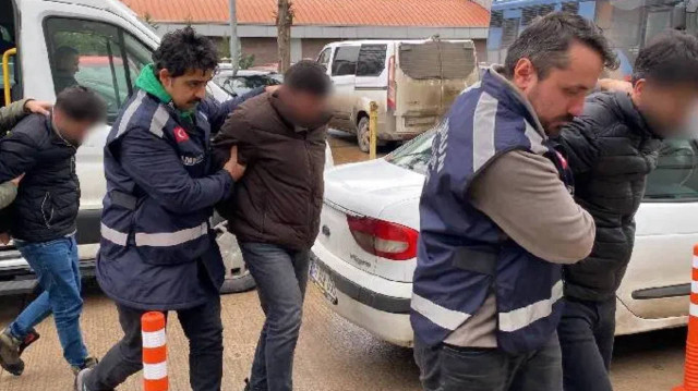 Şile ve çevresinde İdris Keskin'in elebaşılığını yaptığı suç örgütünün faaliyetleri kapsamında "nitelikli yağma", "kasten yaralama", "iş yeri kurşunlama", "tefecilik", "rüşvet" ve "ruhsatsız silah bulundurma" suçlarından 13 farklı eyleme karıştıkları belirlenen şüphelilerin emniyetteki işlemleri tamamlandı.