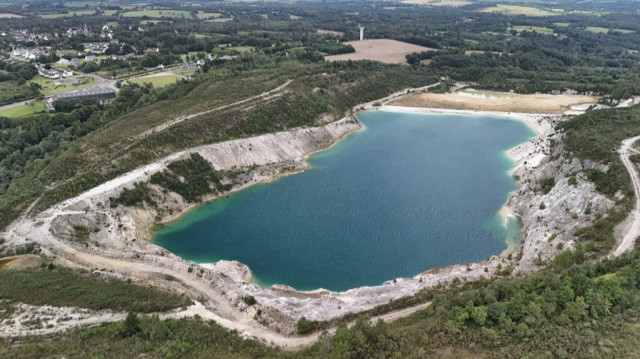 Le Conseil départemental français a acheté une ancienne carrière de kaolin afin d'y stocker l'eau de pluie et de la transformer en eau potable en prévision d'une sécheresse.
