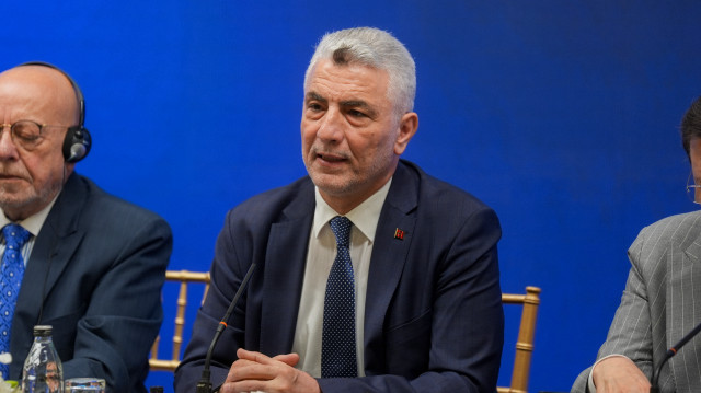 Türkiye-Suriye Yuvarlak Masa Toplantısı, Ticaret Bakanı Ömer Bolat (sağ 5), Suriye Ekonomi ve Sanayi Bakanı Nidal Şaar (sol 5) ile Türkiye Odalar ve Borsalar Birliği Başkanı Rifat Hisarcıklıoğlu'nun (sağ 4) katılımıyla TOBB İkiz Kuleler'de gerçekleşti.