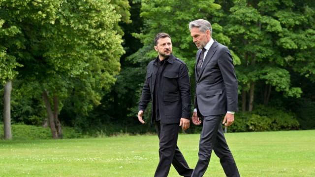 Le président ukrainien Volodymyr Zelensky s'entretient avec le Premier ministre néerlandais sortant Dick Schoof.