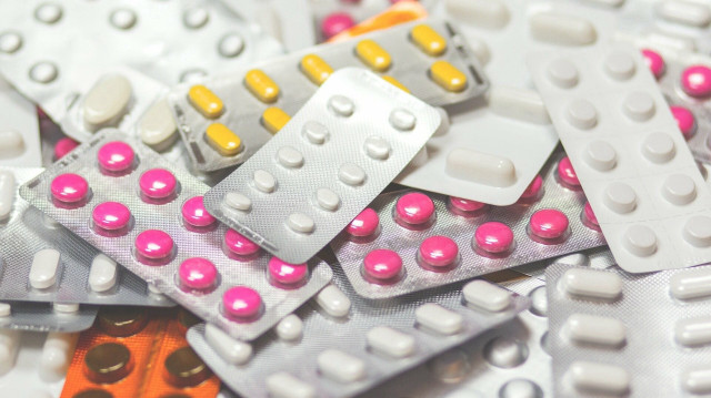 L’ex-président américain annonce une série de hausses tarifaires visant à relocaliser la production de médicaments, avec des impacts attendus notamment pour la Suisse.